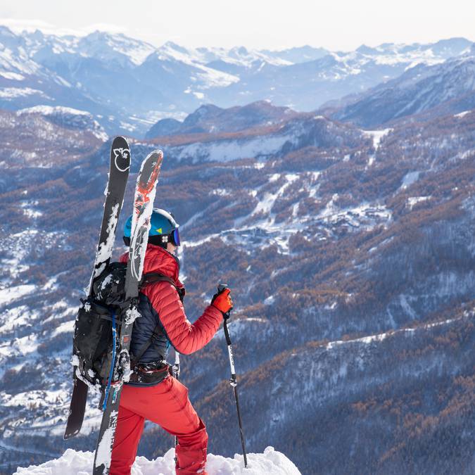 Skieuse contemplant la vue de Pelvoux Vallouise